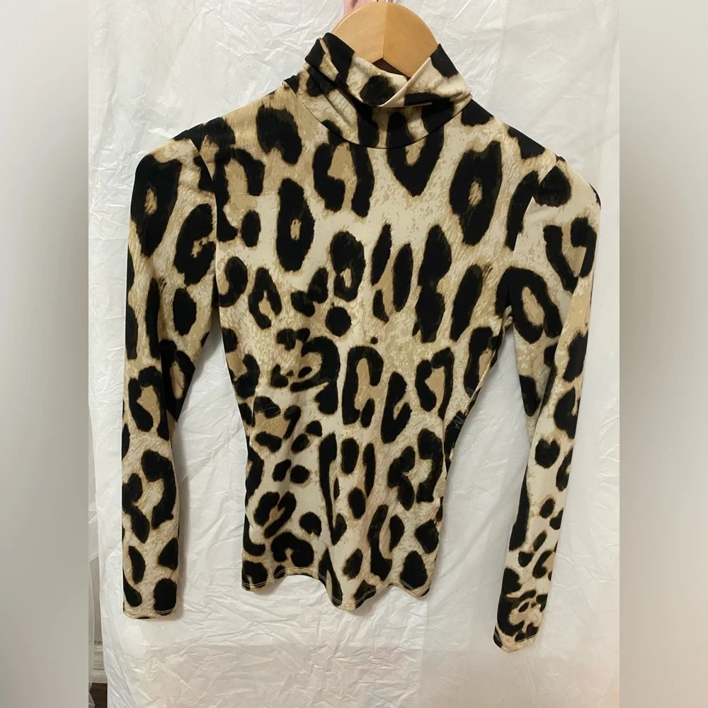 H&M Hennes Collection Leopard Print Open Back Mock Neck Top - NWOT - Picture 3 of 8